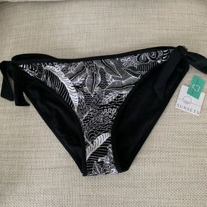 NWT! Reversible black and white bikini bottom, size small.